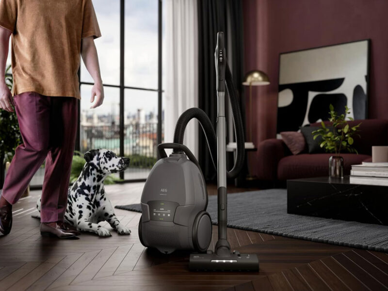 عکس جاروبرقی AEG سری 8000 مدل AB81A2DG